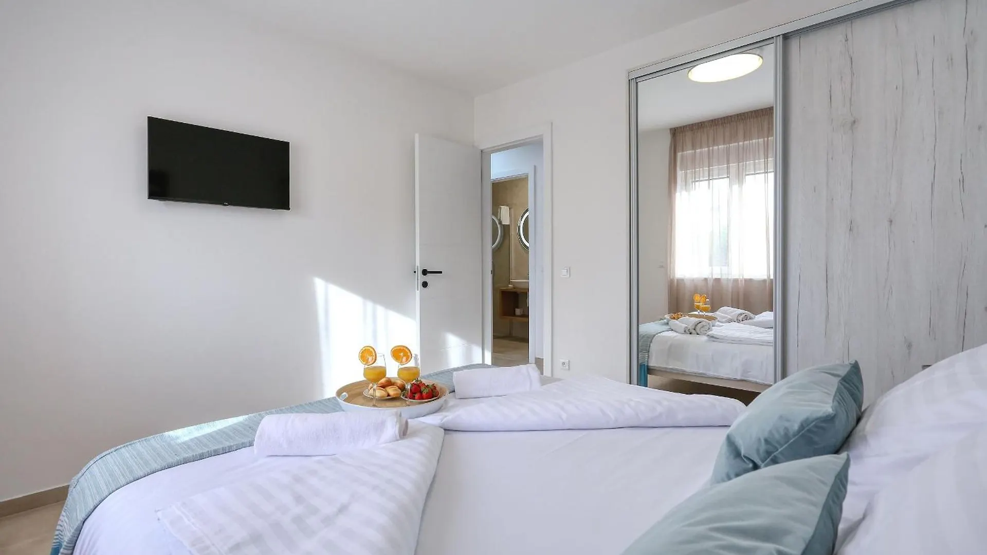 Apartments Bonaca With Jacuzzi Privlaka  Privlaka (Zadar)